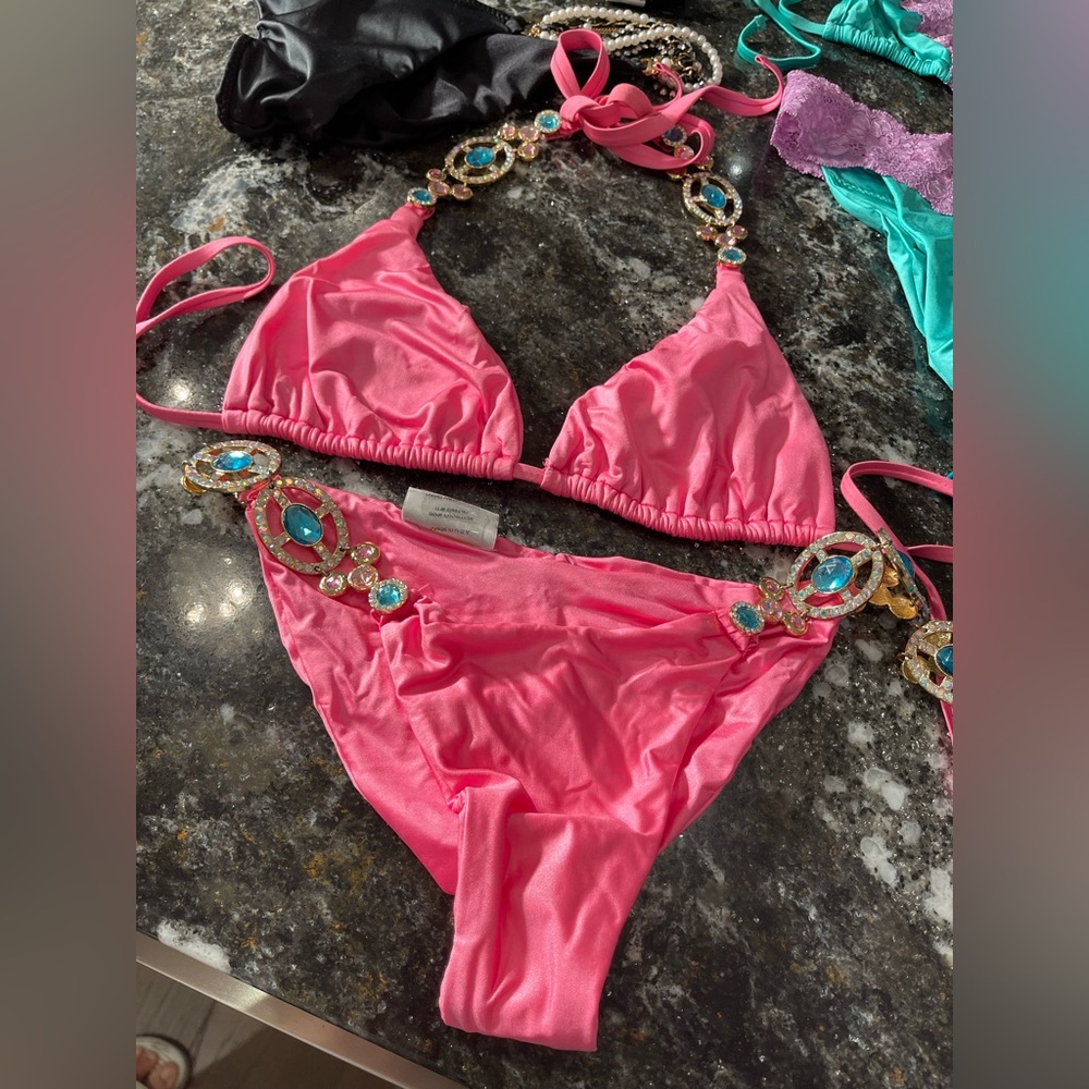 New with or without tags beach bunnies XL or L sizes have two small sets - Picture 14 of 17